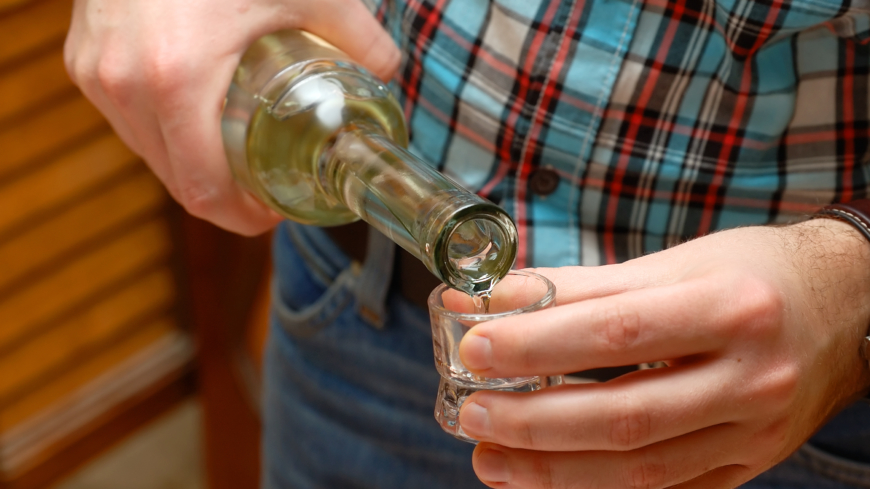 Förhållandet mellan ASAT och ALAT kan hjälpa till att avgöra huruvida alkoholmissbruk har varit en orsak till leverskadan. Foto: Shutterstock